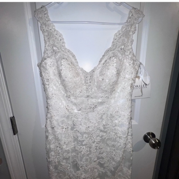 Elegant  Ivory Wedding Dress - Picture 4 of 17